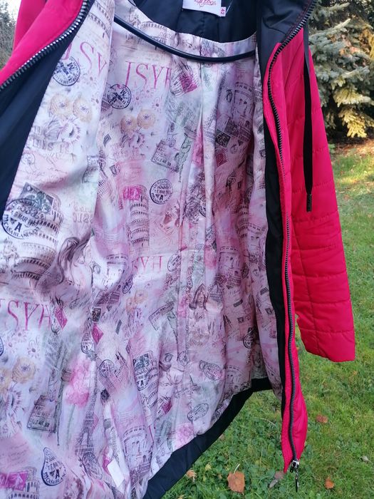 Kurtka jesienna jest wydłużona, rozmiar S