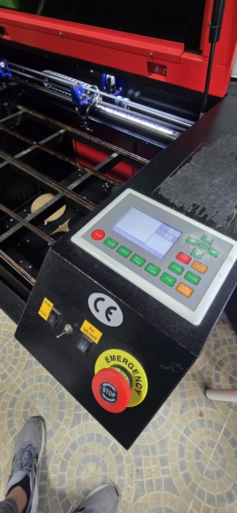 Maquina de corte  e  Gravação  a Laser CO2  + extras100w .