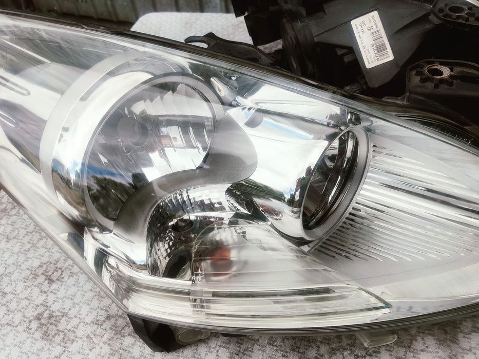 Peugeot 5008 Lampy przednie lewa i prawa