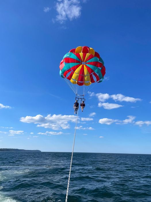 Prezent marzeń. Voucher na lot parasailing Władysławowo pod choinkę
