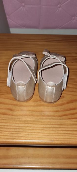 Lindos sapatos dourados brilhantes