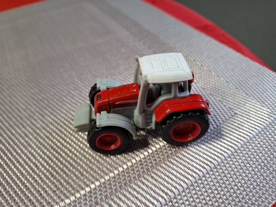 Model Traktor skala 1:64
