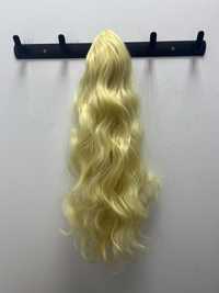 Damskie włosy syntetyczne doczepiane na koka blond