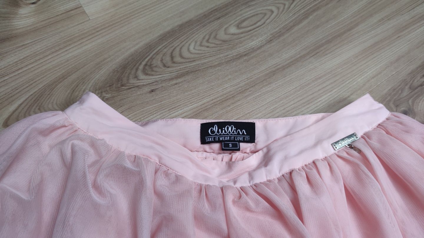 krótka tiulowa spódnica w kolorze różowym