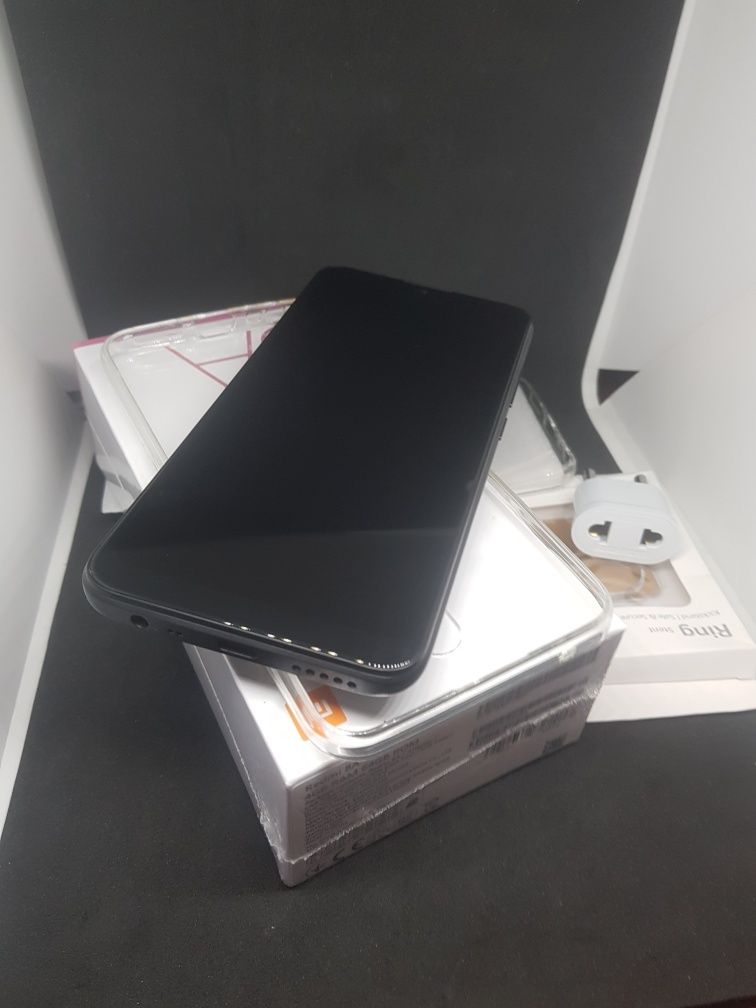 Redmi 8 a 4 / 64 .+ чохол + захисне.(як новий)