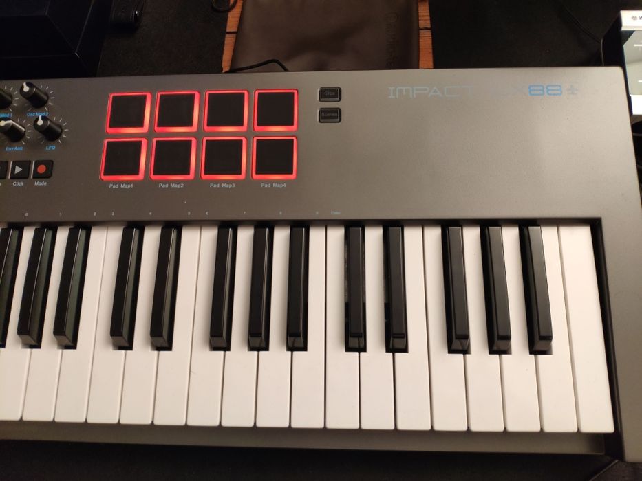 Teclado Midi Nektar Impact LX88+ com Pedal Sustain
