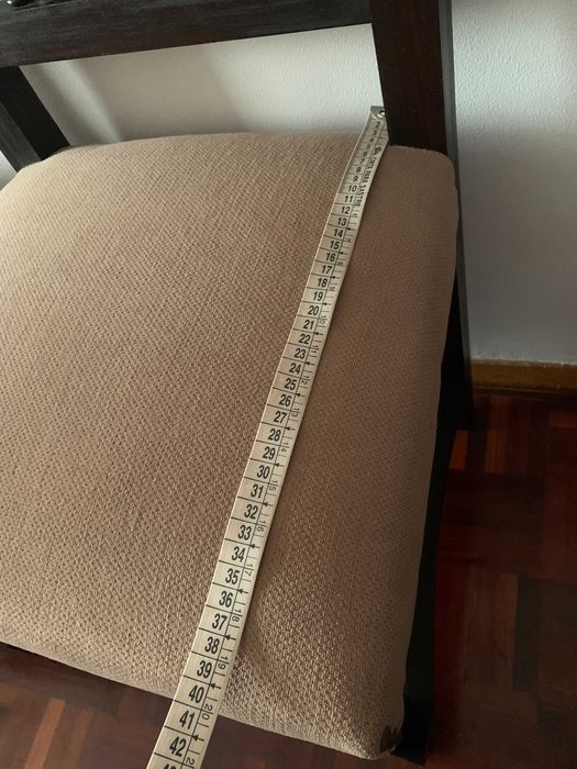 2 Cadeiras de Madeira Escura