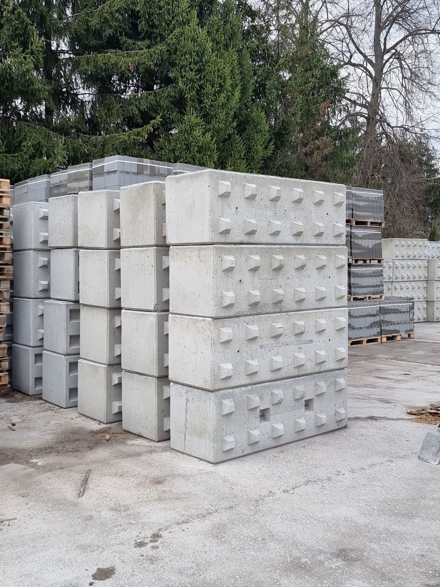 Bloki betonowe objęte Zakładową Kontrolą Produkcji . Beton B30.
