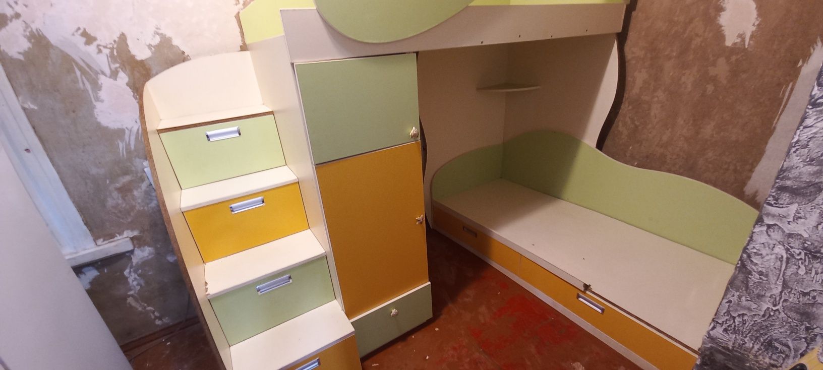 Детская двухетажная кровать со встроенными шкафами