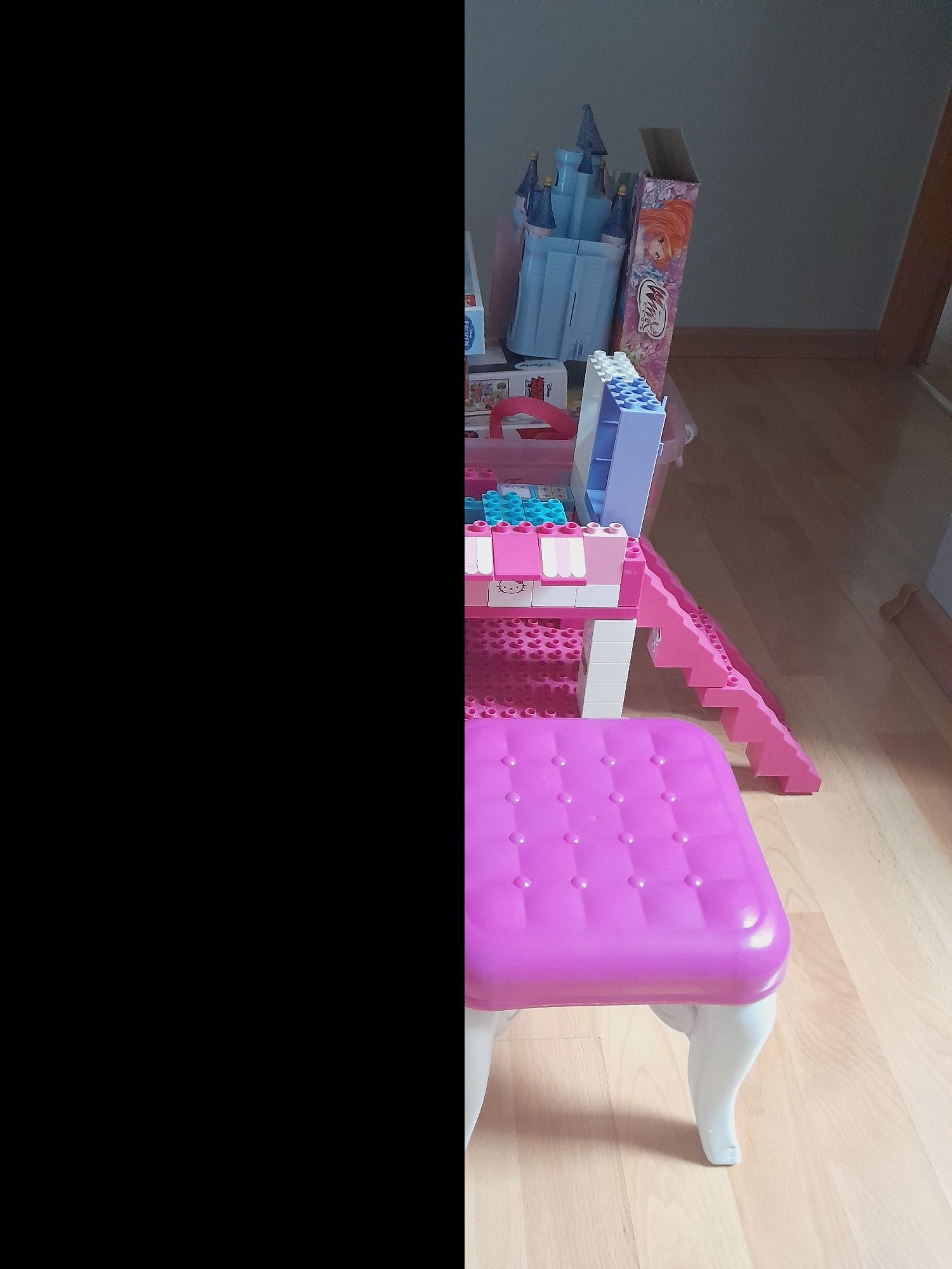 Zestaw dla dziewczynki domek hello kitty, lalki,puzzle i inne