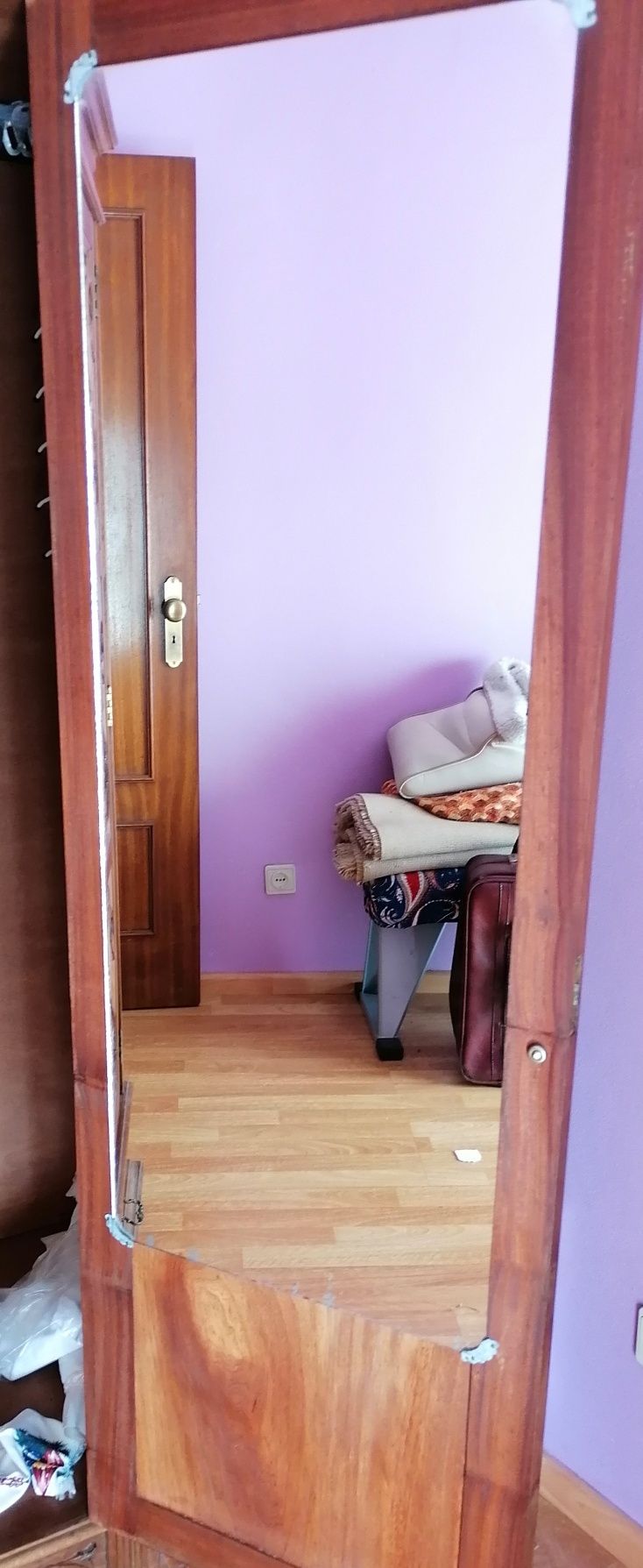Guarda Fatos com 3 porta em castanho