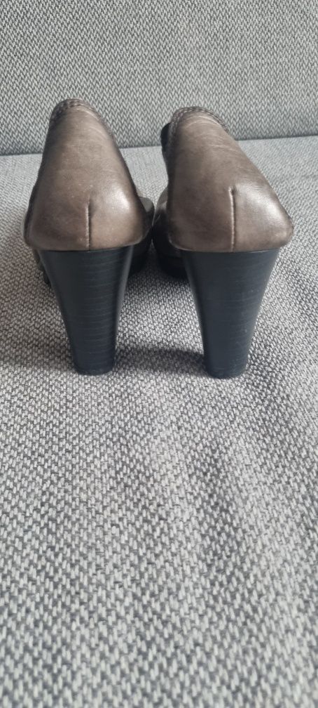 Buty na słupku Hispanitas