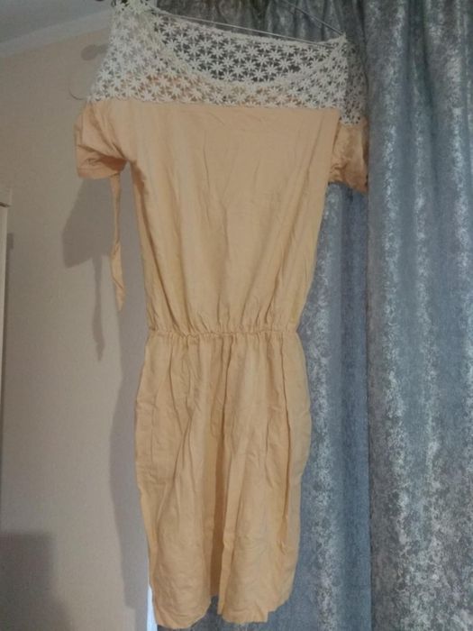 Letnia beżowa sukienka z koronką