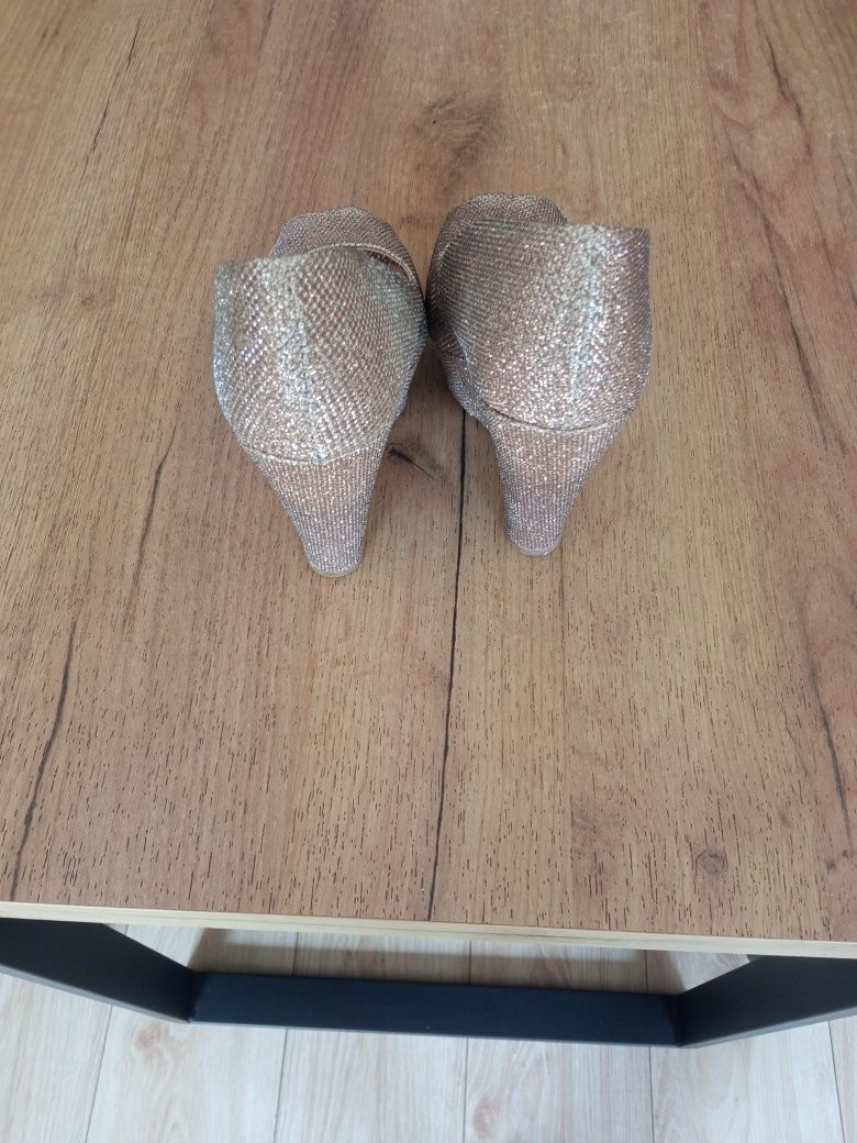 Buty damskie na koturnie r.36
