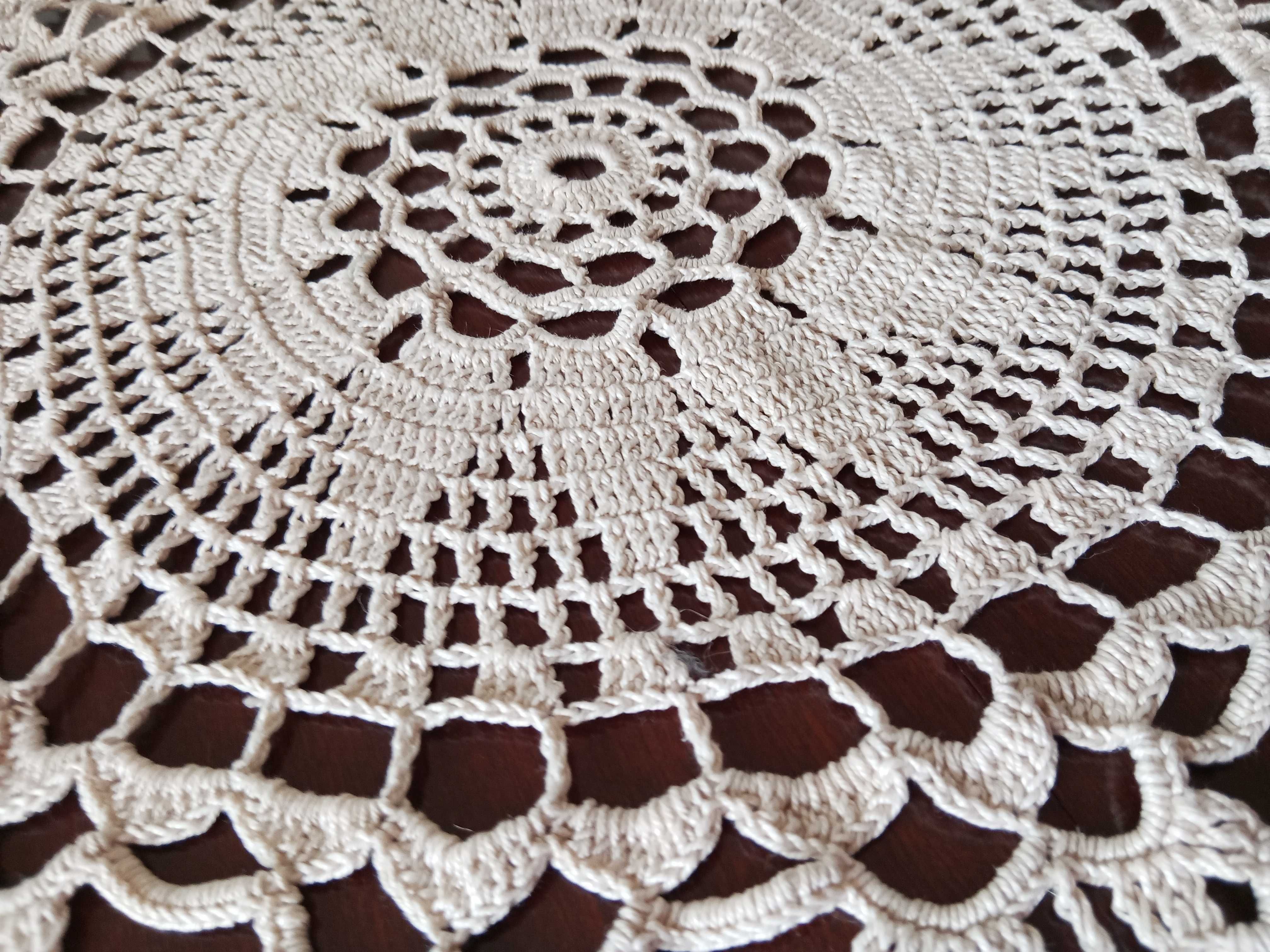 Centro de mesa crochê branco/creme 80cm diâmetro
