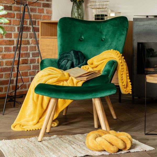 Zielony welurowy fotel + podnóżek pufa Homla butelkowa zieleń drewnian