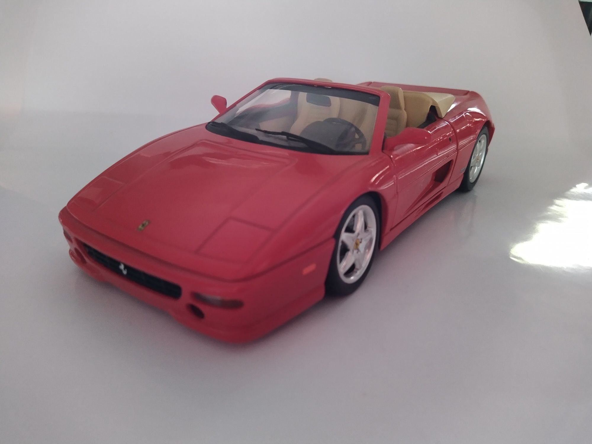 Ferrari F355 Hot wheels Skala 1:18