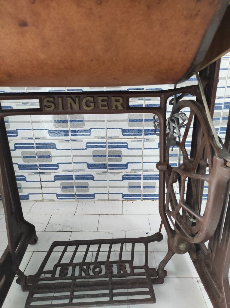 Máquina de costura SINGER antiga