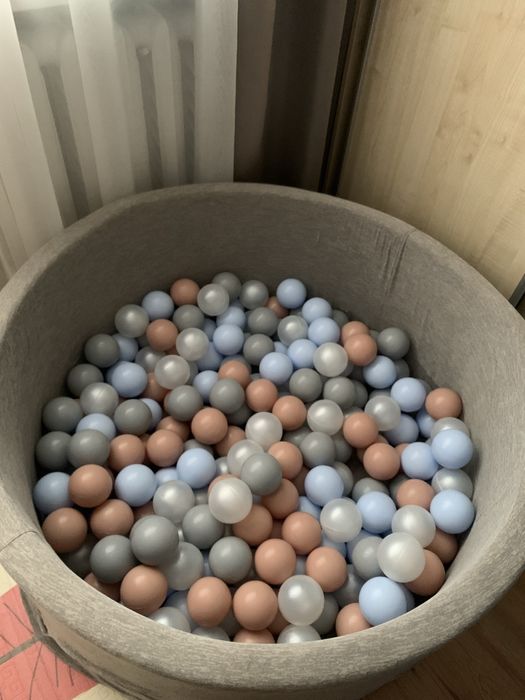 Продам сухий басейн з кульками!