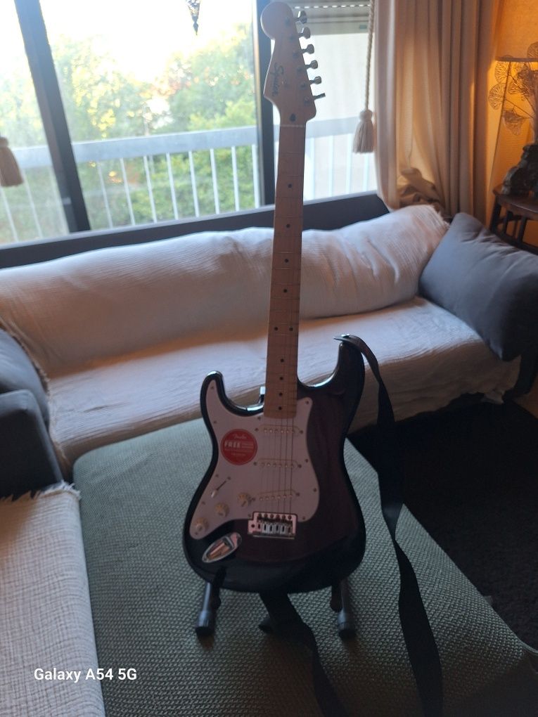 Vendo Squier Guitarra com amplificador e capa para guitarra com alças