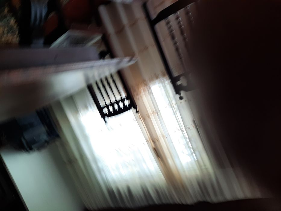 Mobília de sala composta por mesa cadeiras e móvel