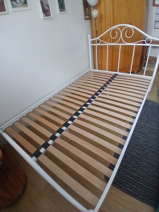 Łóżko metalowe na stelażu