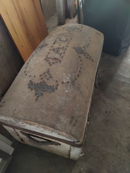 Baú em pele e madeira para restauro