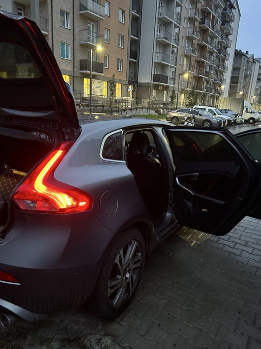 Авто Volvo v40 2015 року