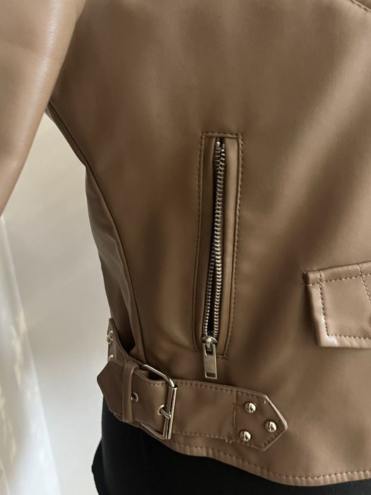 Бежева коротка косуха