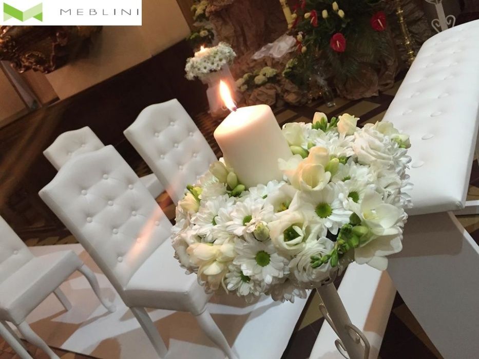 Meble ślubne biały klęcznik z 4 krzesłami pikowany