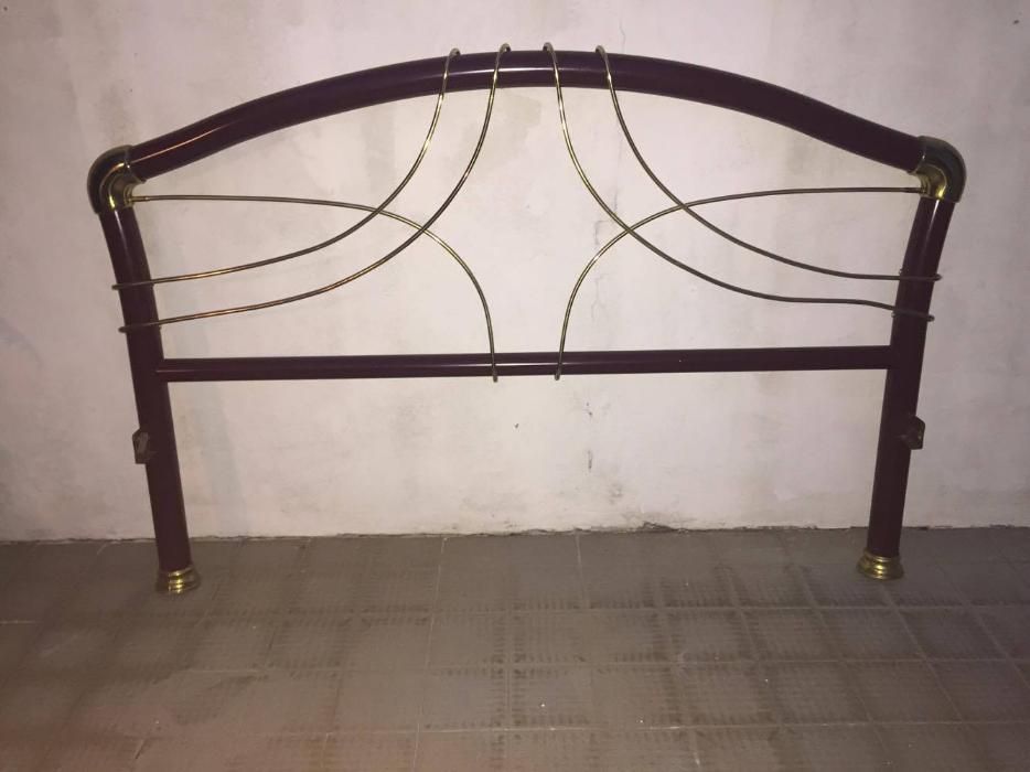 Cama casal lacada bordeaux e dourada + mesinhas