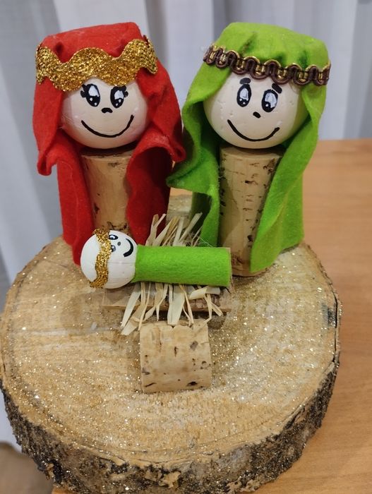 Lindo presépio artesanal com gliters dourados.Novo