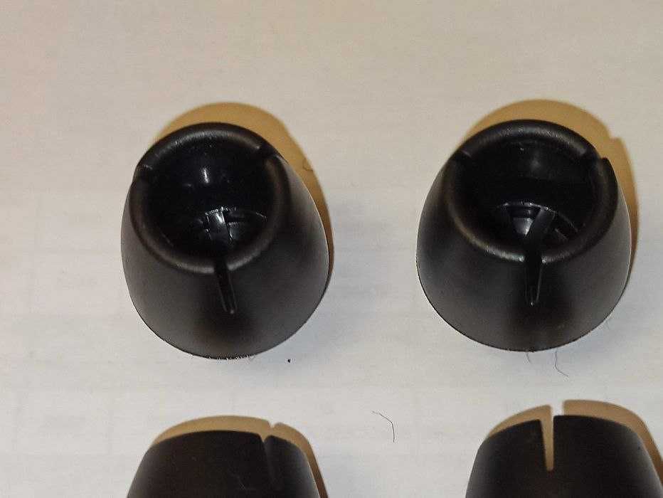 Силиконовая защита в чёрном цвете на ножки стула с войлоком