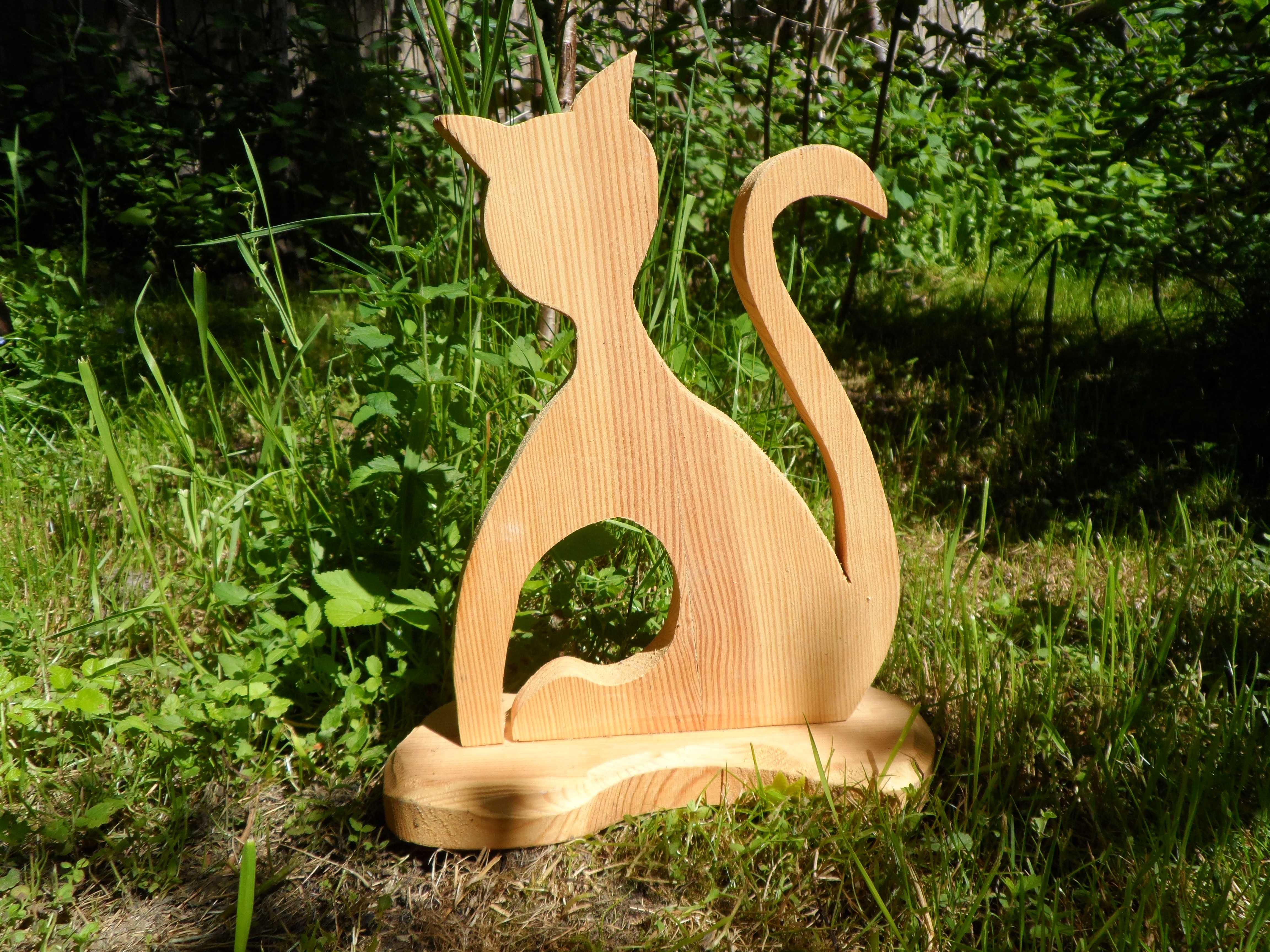 kot siedzący, wykonany z drewna