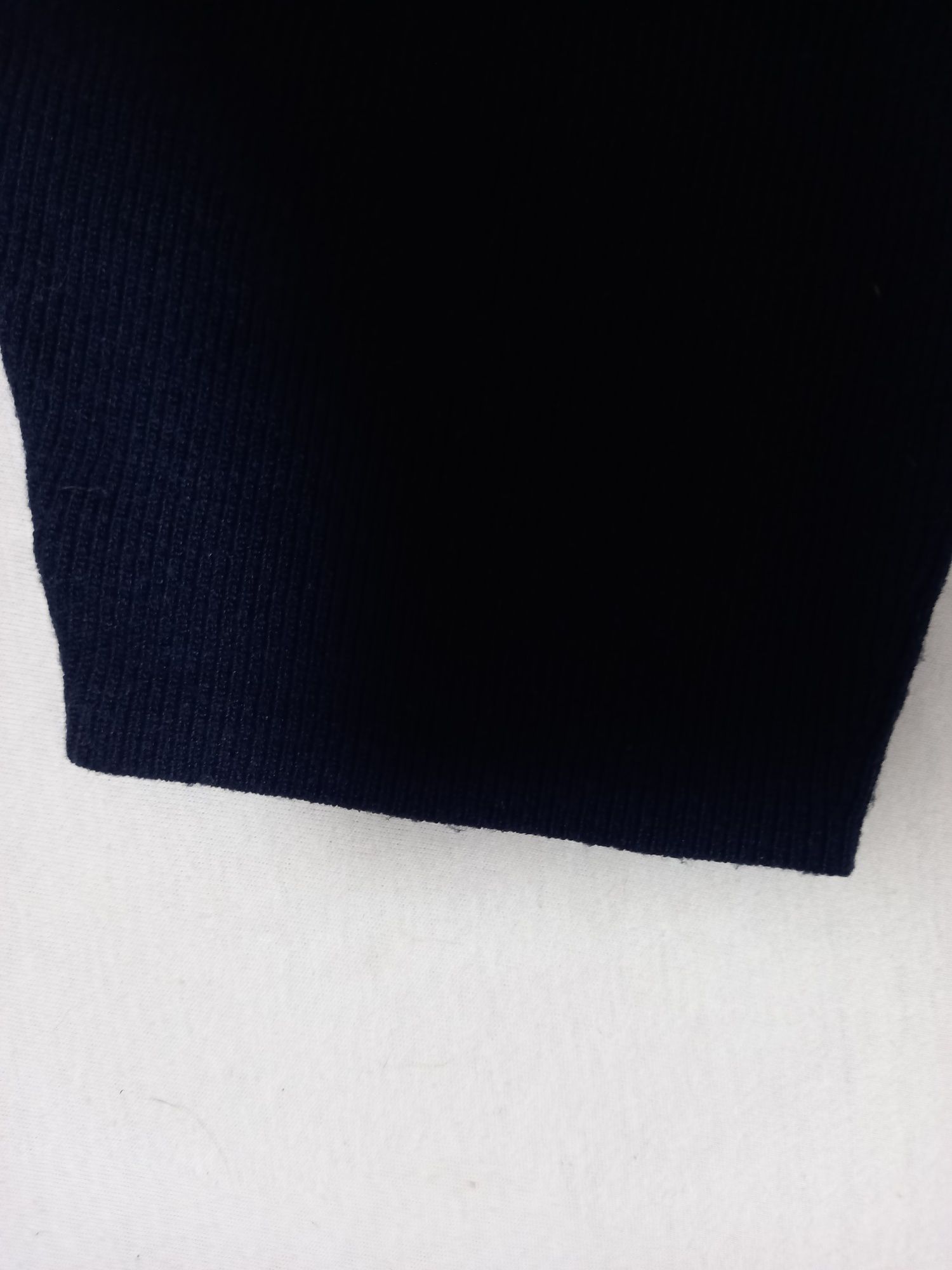 Темно-синій светр
