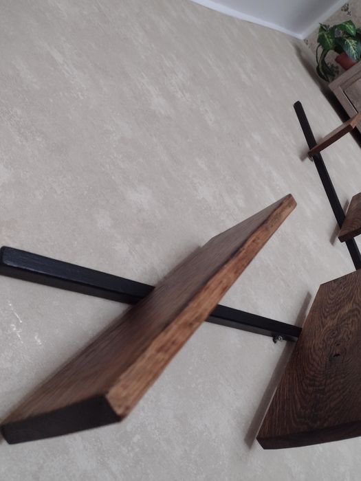 Półka ścienna metalowa w stylu loft na książki ozdobyz profila zamknię