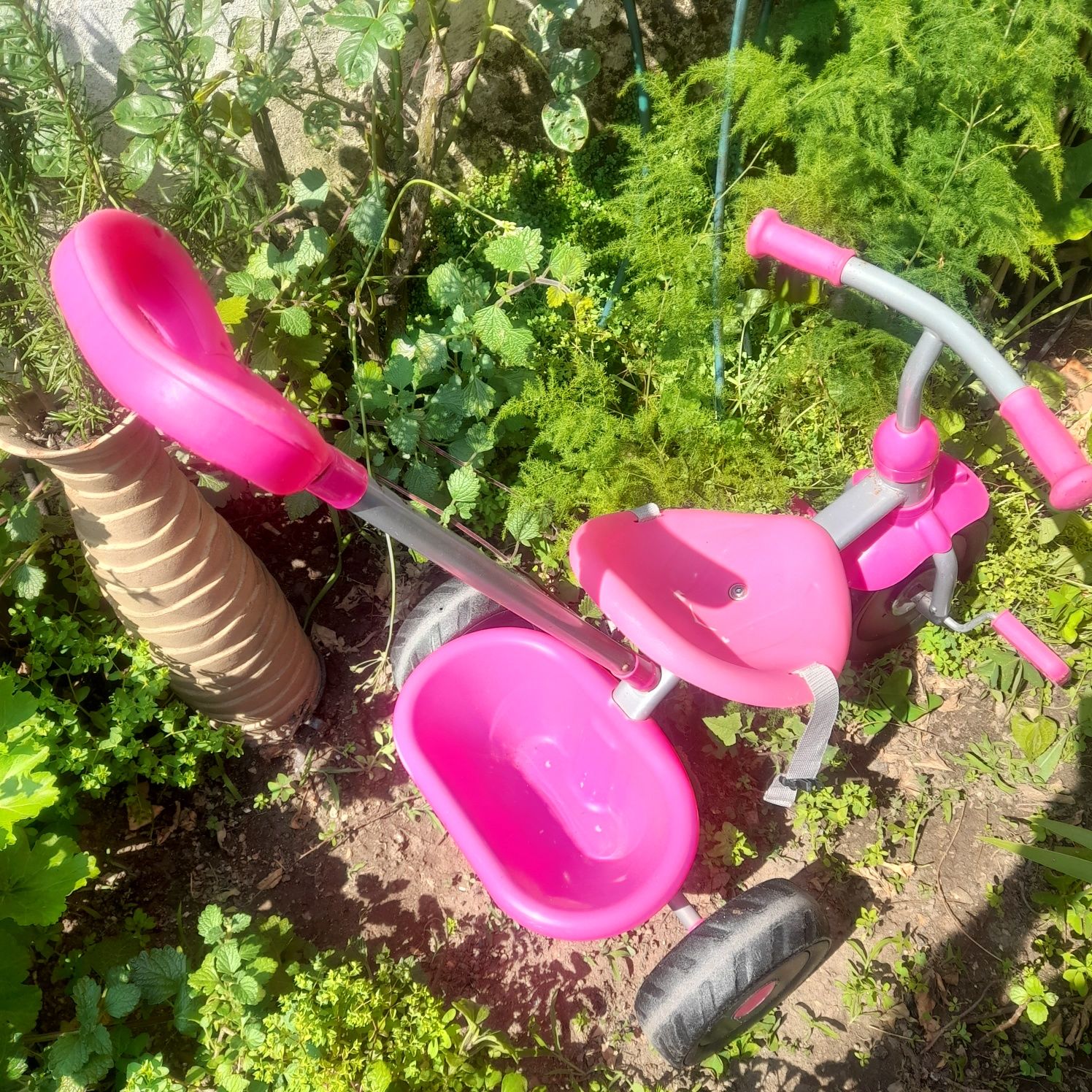 Triciclo para criança pequena