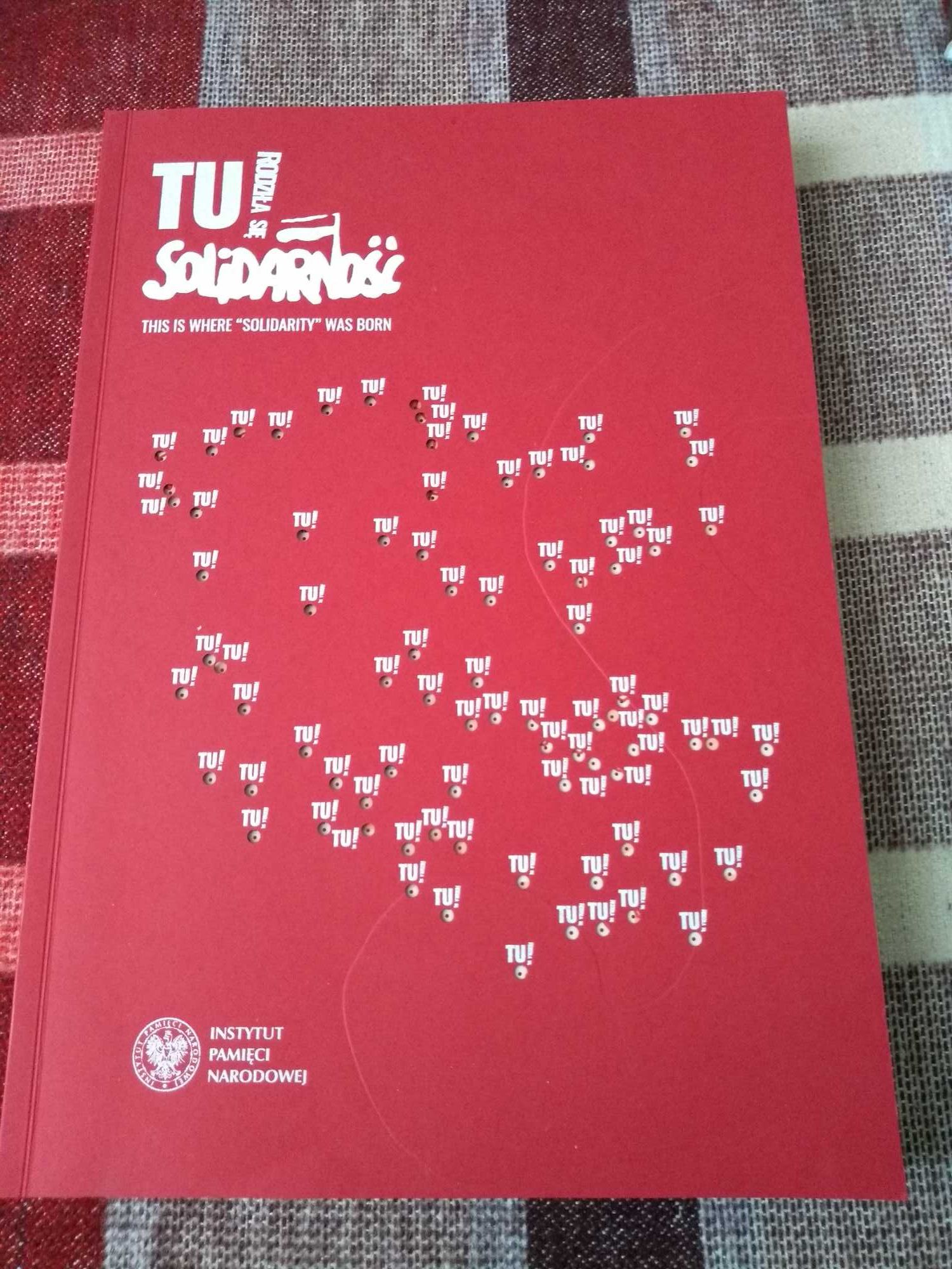 Książka TU rodziła się Solidarność, język polski i angielski, IPN
