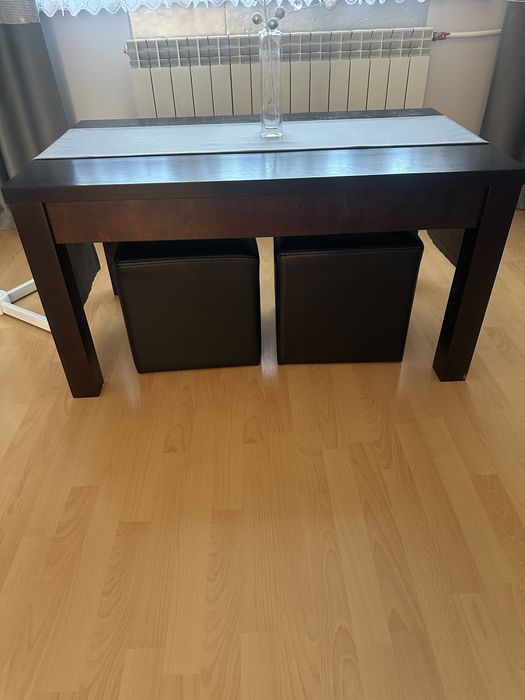 Stół ciemny brąz i 2 pufy czarne ekoskóra
