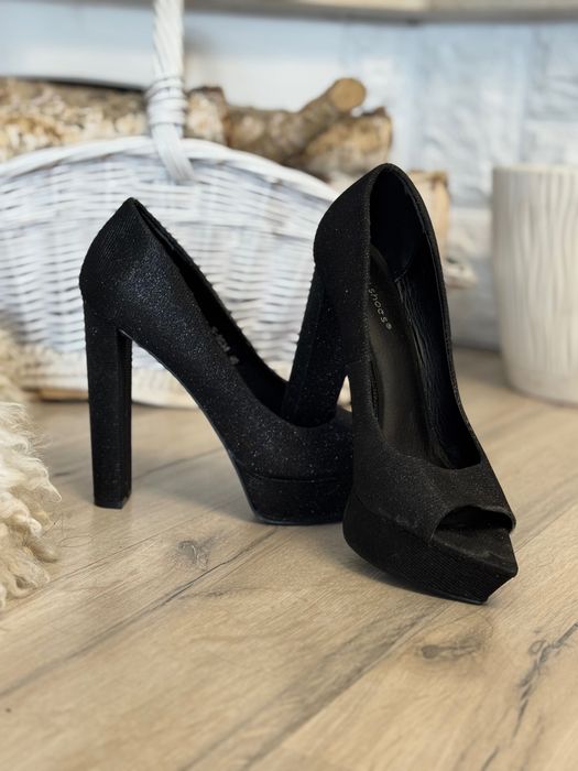 Wysokie szpilki na słupku na platformie