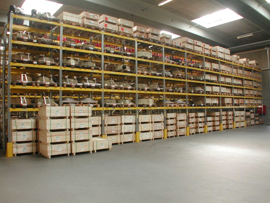 Складське стелажне обладнання Стелажі і навантажувальна техніка