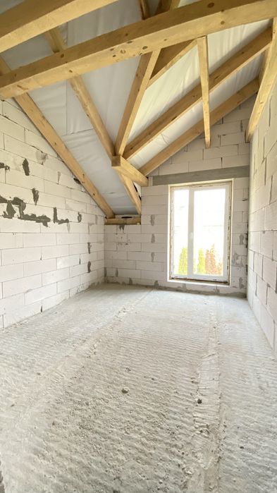 Напівособняк 130 м² з гаражем і 3 сотками землі біля міста