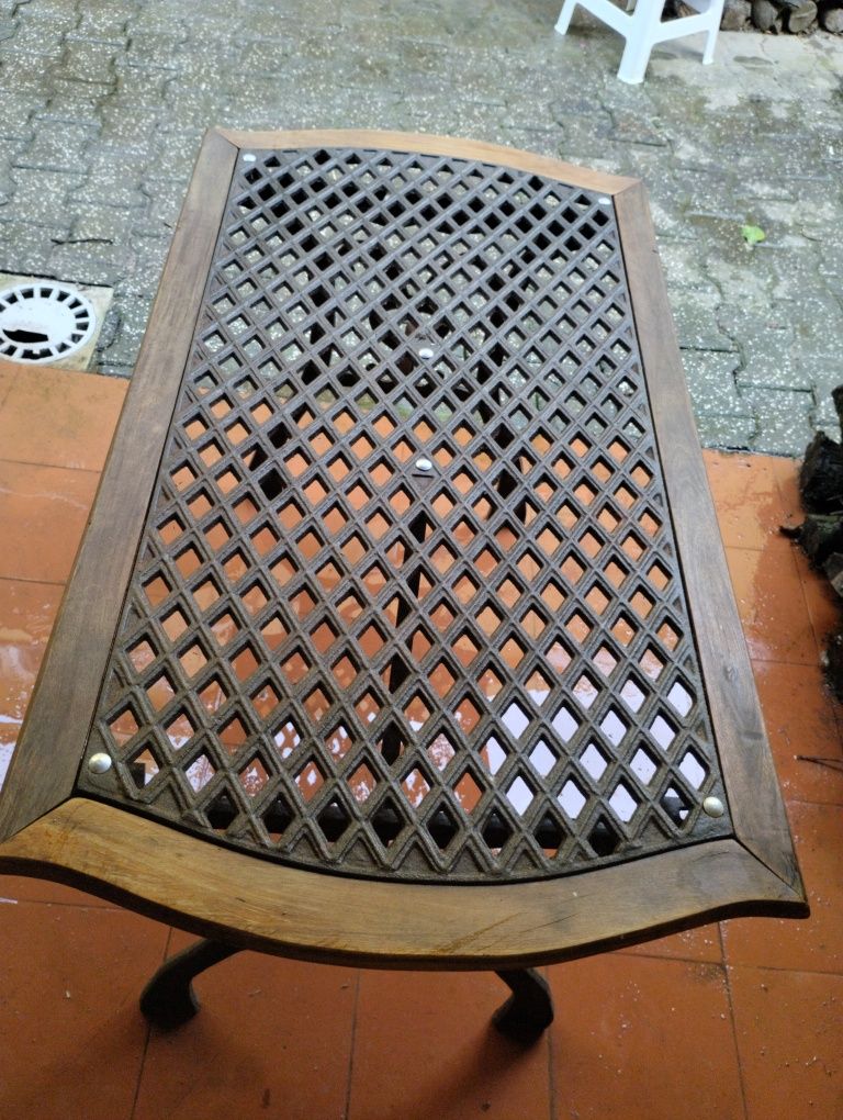 Mesa em ferro e madeira exterior