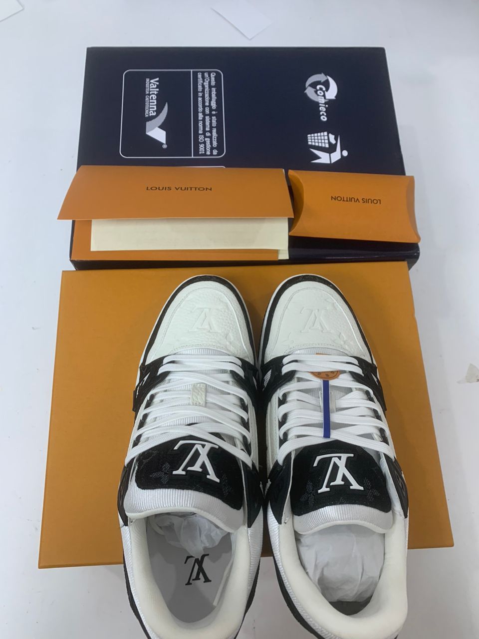 Louis Vuitton LV Branco Preto