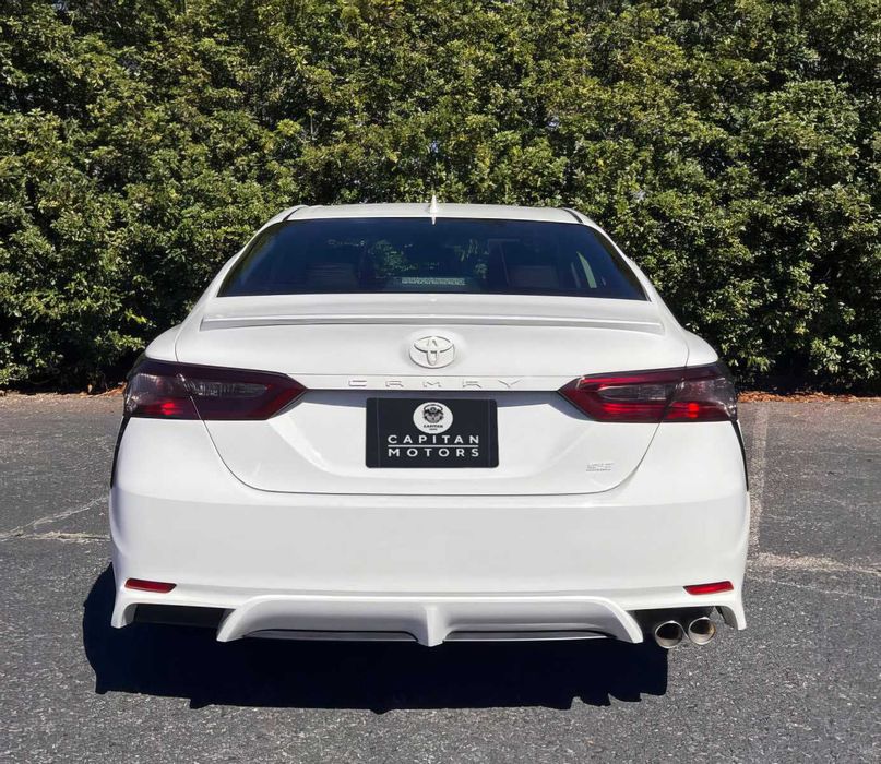 Toyota Camry SE      2020