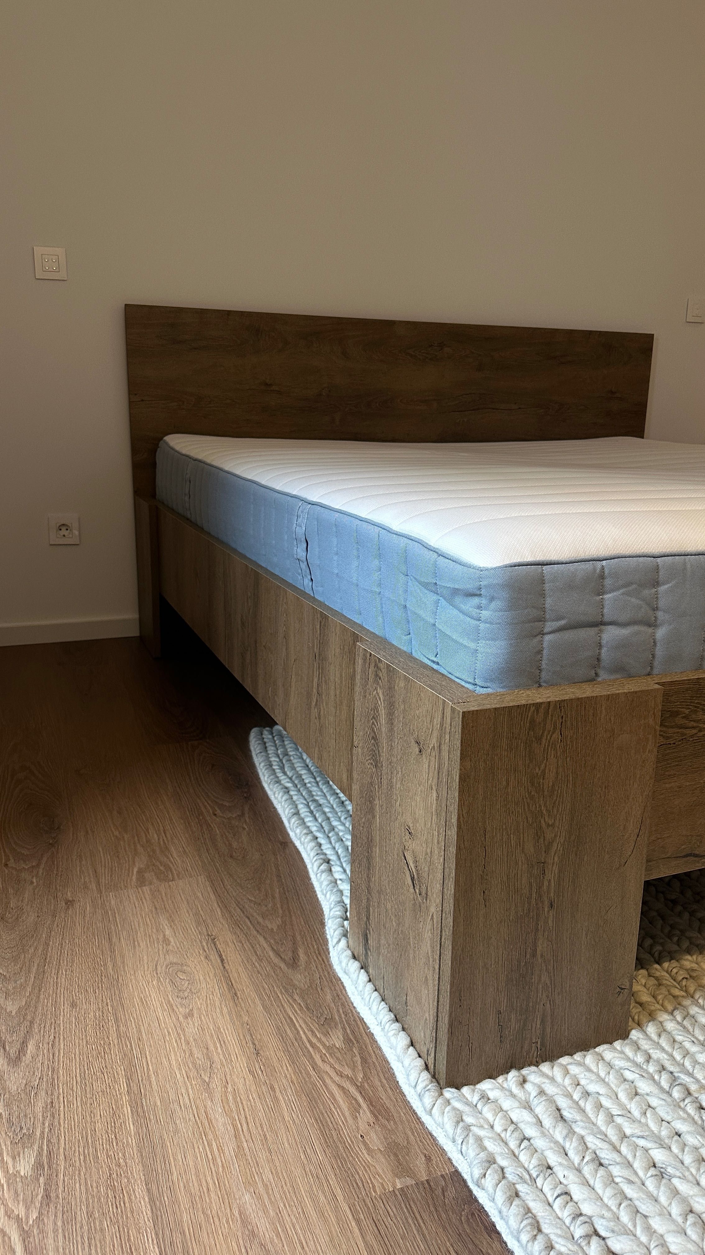 Cama de Casal em Madeira Maciça + Colchão – Sofisticação e Conforto