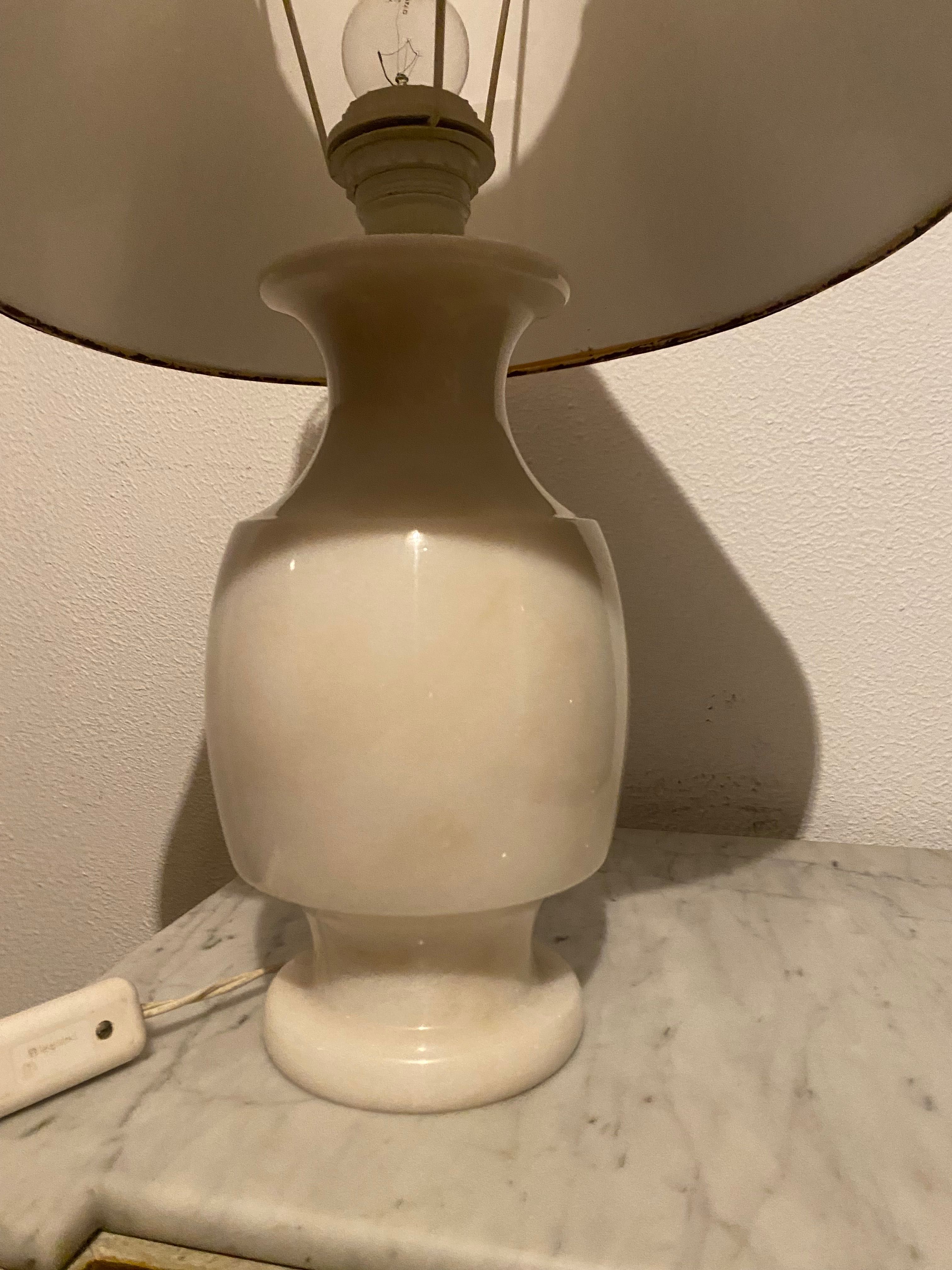 candeeiro de mesa em mármore