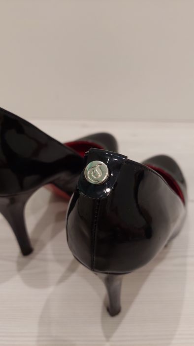 Sapatos em pele e exterior verniz preto