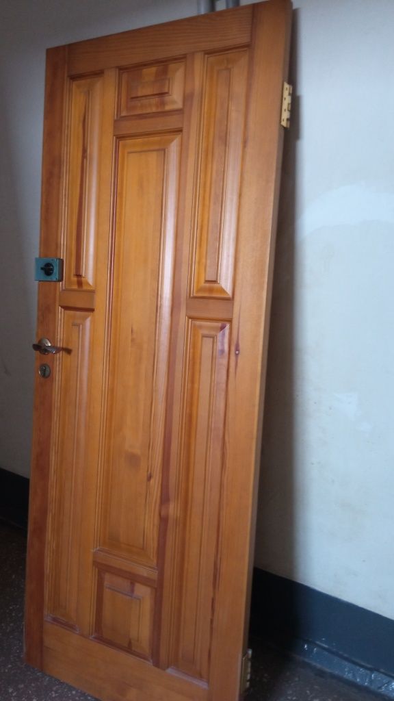 Продаю входную дверь дерев.Размер:двер.полотно -1995 *790*37 мм,размер