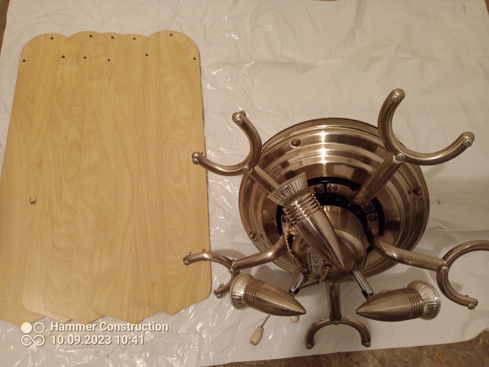 Lampa z wiatrakiem